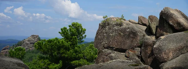 Vista Desde Cima Del Acantilado Hasta Taiga Siberiana Rocas Cielo —  Fotos de Stock