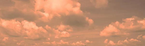 Paisagem Nublada Céu Cinza Azul Com Nuvens Cor Rosa Alaranjadas — Fotografia de Stock