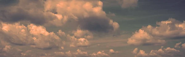 Zatemněné Dramatické Pozadí Oblohy Modrá Šedá Obloha Oranžově Růžovými Mraky — Stock fotografie