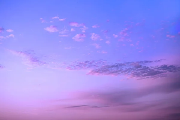 繊細な紫色のピンクの夕日 カラフルな雲と夜の青空 美しい夕日の背景 — ストック写真