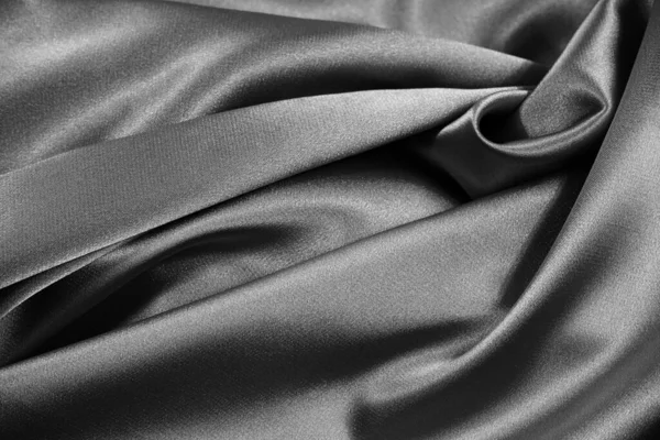 黒白の抽象的な背景 光沢のある生地に美しい折り目 絹のサテンの質感の背景 エレガントな銀の背景 — ストック写真