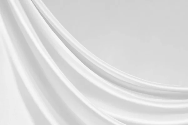 白い抽象的な背景 白い絹のサテン生地の背景 美しい流れる柔らかい折り目 あなたのデザインのためのコピースペースとホワイトエレガントな背景 — ストック写真
