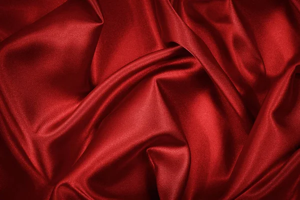 赤い絹のサテンの背景 滑らかな光沢のある生地に美しい柔らかい波状の折り目 記念日 クリスマス 結婚式 バレンタイン イベント お祝いのコンセプト デザインのためのコピースペースと赤の高級背景 — ストック写真