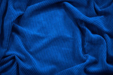Güzel mavi kumaş arka plan. Dalgalı yumuşak kıvrımlar. Tasarım için kopyalama alanı olan zarif lacivert arkaplan.                               
