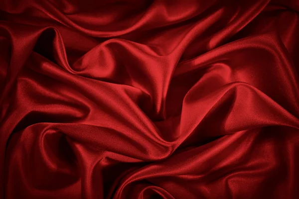 赤い絹のサテンの背景 滑らかな光沢のある生地に美しい柔らかい波状の折り目 記念日 クリスマス 結婚式 バレンタイン イベント お祝いのコンセプト デザインのためのコピースペースと赤の高級背景 — ストック写真