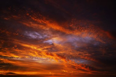    Soyut koyu kırmızı arkaplan. Dramatik, ateşli, kanlı gökyüzü. Tasarım için fotokopi alanı olan fantastik altın gün batımı arka planı. Cadılar Bayramı, kötülük, kıyamet, kıyamet konsepti. Web pankartı.                            