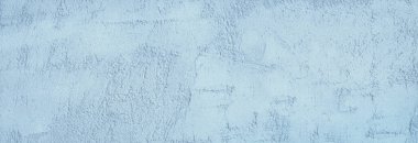 Mavi boyalı doku. Beton kaplama arka plan. Dekoratif alçı. Tasarım için kopyalama alanı olan açık mavi soyut arkaplan. Geniş pankart.