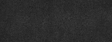 Siyah, soyut, parlak arka plan. Beton duvar mermer parçalarıyla yapıldı. Tasarım için kopyalama alanı olan siyah taş arkaplan. Uzun web afişi. Web sitesi başlığı.