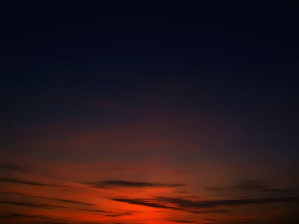 Marineblauer Himmel Mit Kleinen Spindrigen Wolken Schöner Roter Sonnenuntergang Bunter — Stockfoto