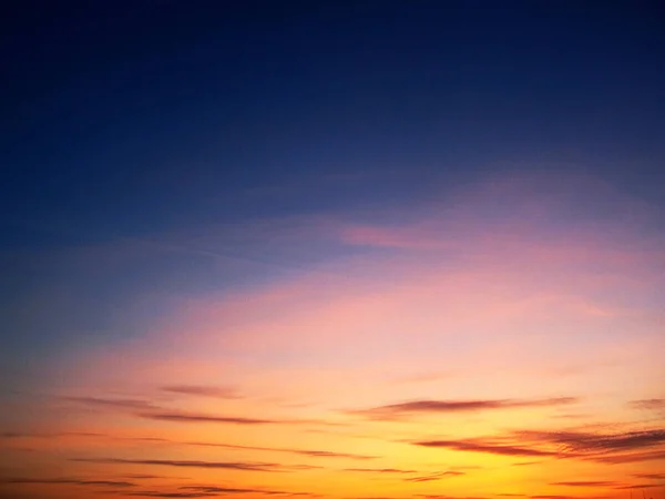 Céu Azul Marinho Com Pequenas Nuvens Spindrift Belo Pôr Sol — Fotografia de Stock