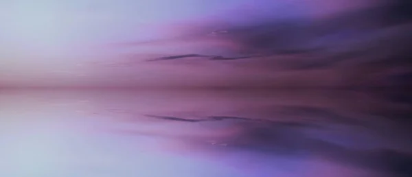 Reflectie Van Wolken Het Water Prachtige Paarse Zonsondergang Kleurrijke Hemel — Stockfoto