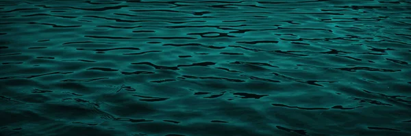 深い緑の水の背景 水面の光の波紋と波 デザインのためのコピースペースと美しい緑の背景 Webバナー — ストック写真