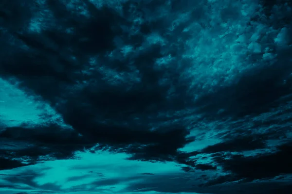 雲とトンの青い夜の空 デザインのためのコピースペースとダークテールの空の背景 — ストック写真