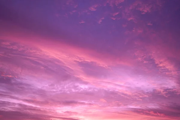 Beau Coucher Soleil Rose Pourpre Ciel Nocturne Avec Nuages Fond — Photo