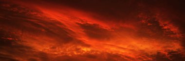  Bulutlu kan kırmızısı gökyüzü. Tasarım için fotokopi alanı olan ateşli günbatımı arkaplanı. Web afişi. Web sitesi başlığı. Mahşer, felaket, kıyamet, patlama, patlama, fantezi, savaş, korku konsepti.  