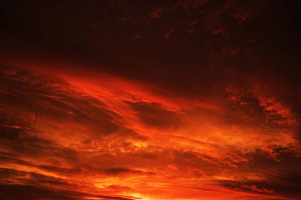 Roter Himmel Mit Wolken Feuerroter Hintergrund Für Den Sonnenuntergang Mit — Stockfoto