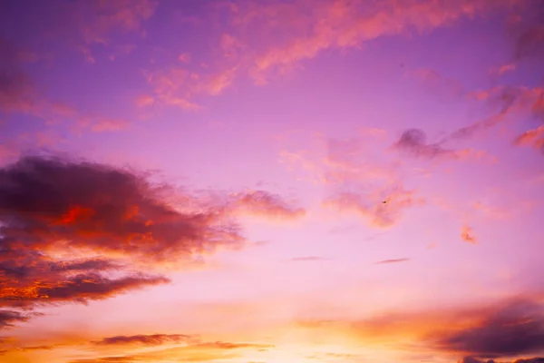 Pôr Sol Colorido Céu Amarelo Alaranjado Vermelho Roxo Com Nuvens — Fotografia de Stock