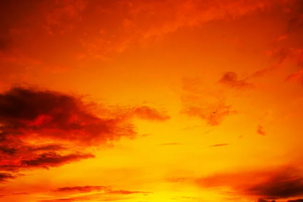Pôr Sol Colorido Céu Amarelo Alaranjado Vermelho Com Nuvens Fundo — Fotografia de Stock