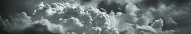   Gri fırtınalı kümülüs bulutları. Tasarım için kopya alanı olan kasvetli bulutlu gökyüzü arkaplanı. Dramatik bulut manzarası. Web afişi. Web sitesi başlığı.                             
