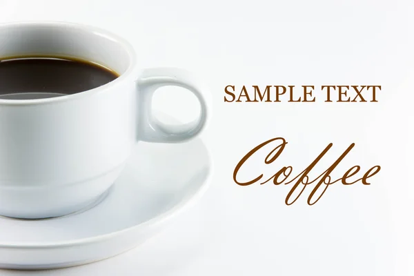 Beyaz arka planda yaprakları olan kahve çekirdekleri