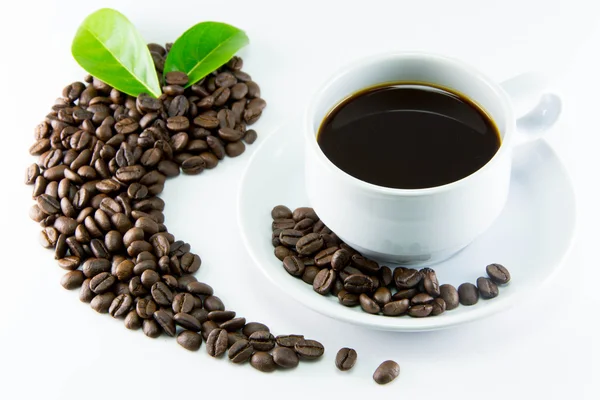 Granos de café con hojas sobre fondo blanco — Foto de Stock