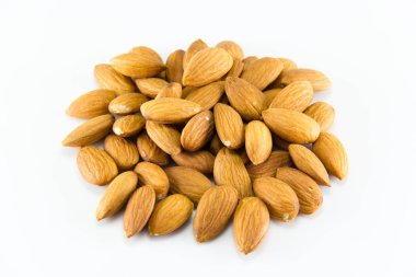 Soyulmuş badem fındıkları beyaz arkaplanda izole edilmiş.
