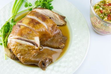 Haşlanmış tavuk balık sosu ve soğan ile