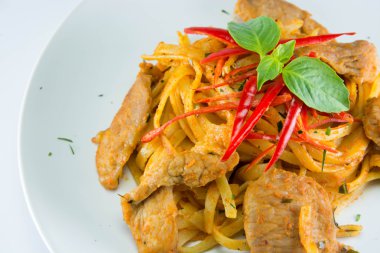 Fried spagetti Panang Yapıştır ve domuz eti ile karıştırın