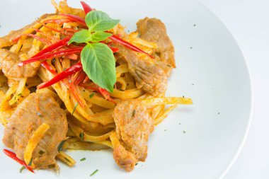 Fried spagetti Panang Yapıştır ve domuz eti ile karıştırın