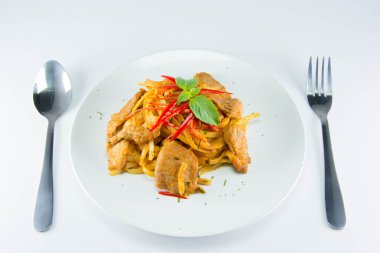 Fried spagetti Panang Yapıştır ve domuz eti ile karıştırın