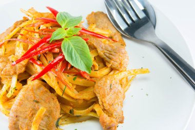 Fried spagetti Panang Yapıştır ve domuz eti ile karıştırın