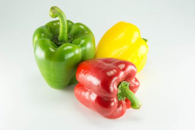 Taze renkli tatlı biber (capsicum) üzerinde beyaz backg