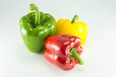 Taze renkli tatlı biber (capsicum) üzerinde beyaz backg