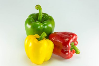 Taze renkli tatlı biber (capsicum) üzerinde beyaz backg
