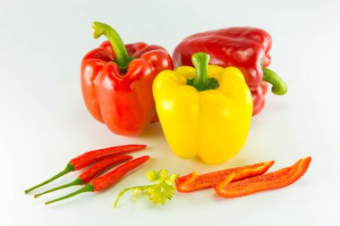 Taze renkli tatlı biber (capsicum) üzerinde beyaz backg