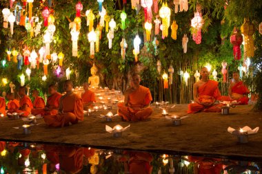 Chiang Mai Tayland-Kasım 7: Chiangmai.Tradition al keşiş Loy Krathong Festivali kayan balonu kağıt paketler her yıl Wat Phan Tao Tapınağı'nda ışıklar. Kasım 7,2014 Chiangmai, Tayland.
