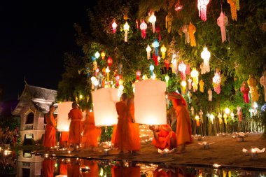 Chiang Mai Tayland-Kasım 7: Chiangmai.Tradition al keşiş Loy Krathong Festivali kayan balonu kağıt paketler her yıl Wat Phan Tao Tapınağı'nda ışıklar. Kasım 7,2014 Chiangmai, Tayland.