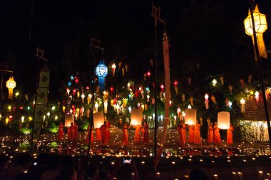 Chiang Mai Tayland-Kasım 7: Chiangmai.Tradition al keşiş Loy Krathong Festivali kayan balonu kağıt paketler her yıl Wat Phan Tao Tapınağı'nda ışıklar. Kasım 7,2014 Chiangmai, Tayland.