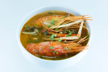 Tom Yum Goong, karides - beyaz bac üzerinde Tayland Mutfağı ile baharatlı çorba