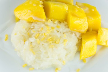Tay tarzında tropikal tatlı, yapışkan pirinç yiyin Mango ile.