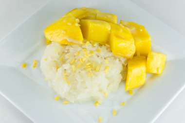 Tay tarzında tropikal tatlı, yapışkan pirinç yiyin Mango ile.