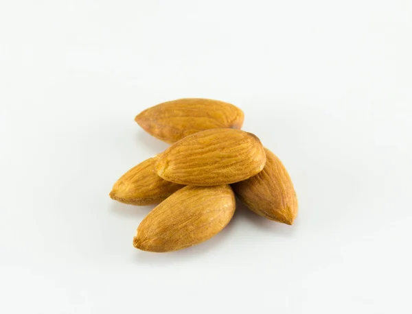 Geschilde amandelen noten geïsoleerd op witte achtergrond — Stockfoto