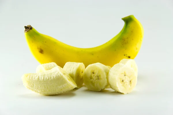Bananer på vit bakgrund — Stockfoto