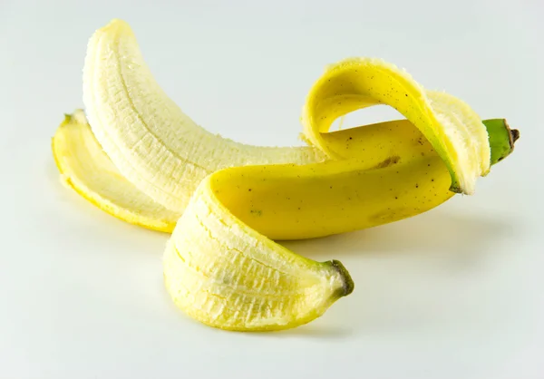 Skalad banan på vit bakgrund — Stockfoto