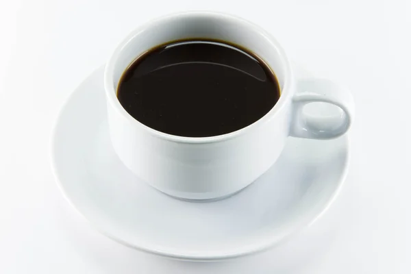 Kávová zrna s listy na bílém pozadí — Stock fotografie