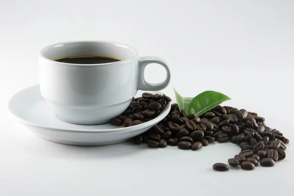 Granos de café con hojas sobre fondo blanco — Foto de Stock