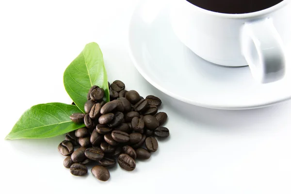 Granos de café con hojas sobre fondo blanco — Foto de Stock