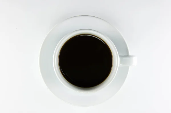 Grains de café avec des feuilles sur fond blanc — Photo