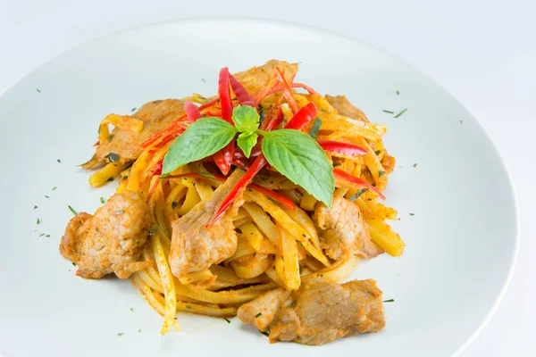 Mescolare gli Spaghetti fritti con Pasta Panang e Maiale — Foto Stock