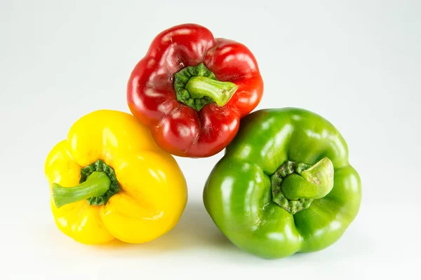 Pimentão doce colorido fresco (capsicum) em um backg branco — Fotografia de Stock